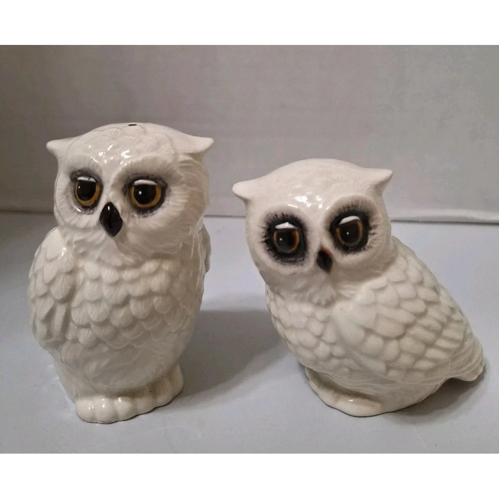 Edie Rose House Ehite Owl Salt & Pepper‎ Shakers Winter Cabin Collectible